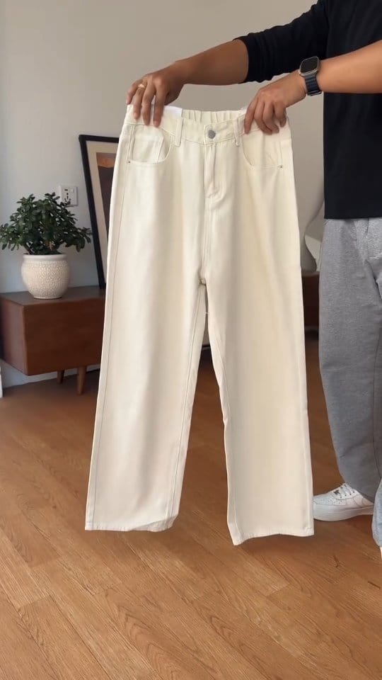 Comment "Link" I'll Send you the Links🔗
.
.
Premium comfort meets effortless style 👖💯
Straight fit jeans for men — classy, comfy & totally under budget! 🔥
.
.
#StraightFitJeans #MensJeans #PremiumLook #BudgetStyle #MensFashionIndia #AffordableLuxury #UnderBudgetFinds #TrendyOutfits #MensWearOnBudget #FindsOnFleek #StyleGoals #CasualVibes #DenimLove #EverydayFit #FleekFinds
#affordablefashion #flipkartfinds #reel #trendfitfleek