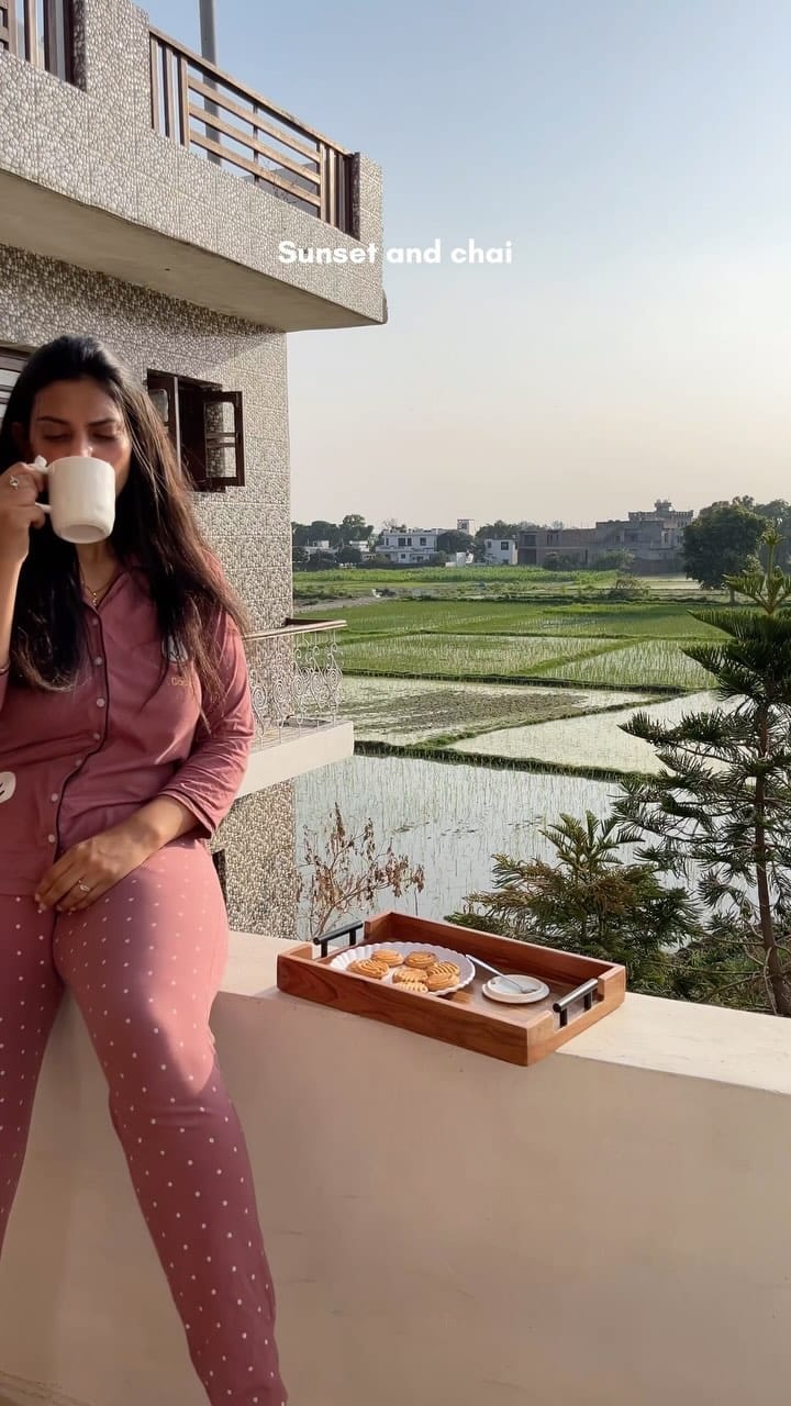 After winding up with work , I packed my stuff into this gorgeous and spacious tote bag from @nestasia.in and went straight to the kitchen to make some tea. I have had my eyes on a glass pot from long and it did not disappoint! It definitely added an aesthetic touch to my tea prep!
Also loved the glass jars, the mug, and the tray 🤍
After tea, I just relaxed with my family .Later on, I made dinner and ended the day on a yummy note !
#nestasia 
#daily #vlog #workfromhome #dayinlife #afterwork