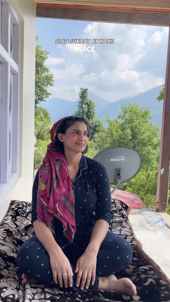 Sundays are Sundaying again 💌
The hot coffee in the morning, the mandatory hair wash, the fragrance of the detergent blending with the aroma of the flavourful curry boiling in the kitchen, the sense of accomplishment after finishing all the house chores well before sunset, the calm and peace of the evening, the giggling with the family, the peaceful sleep, I think Sunday is Sundaying again 🤍
.
.
.
.
.
.
.
.
Sunday vlog , working from home, jammu Kashmir, corporate girl, software developer, women, lifestyle , slow day, mountains