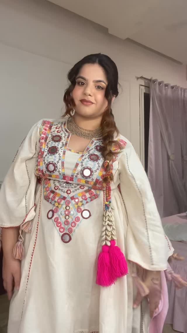 ✨Day 01/09 Hair updos for Navratri 💆‍♀️
Yeh paranda itna pinterest p dehka h ki I had to buy it 🤩🥺 . It’s very easy and trendy at the same time . A classic braid with a multicoloured cowrie paranda for that desi festive glam ✨
Got mine from Meesho — comment ‘link’ and I’ll share it with you 💕
{ meesho , garba hairstyle , Meesho Navratri outfit , Meesho Navratri glam , cowri shell paranda , meesho garba hair accessories , meesho hair style , Navratri hair accessories, garba hairstyles easy }