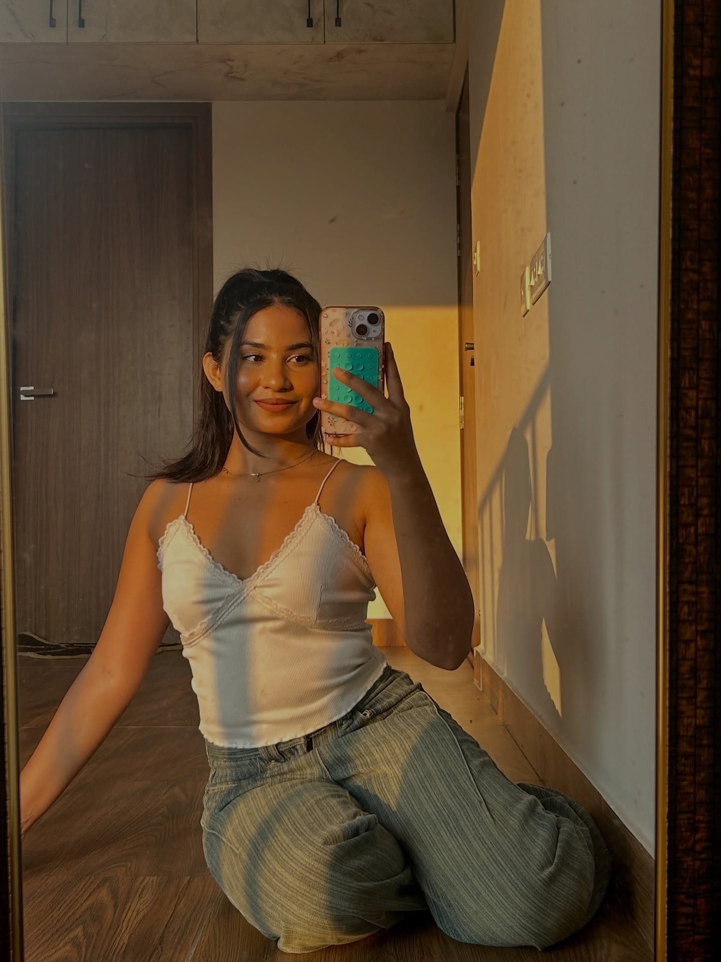 October feels beautiful 🍂✨
Outfit- @savana 💛
@savanaonyou 
.
.
#goldenhour #goldenhourglow #ootd #fall #fallfashion #savana