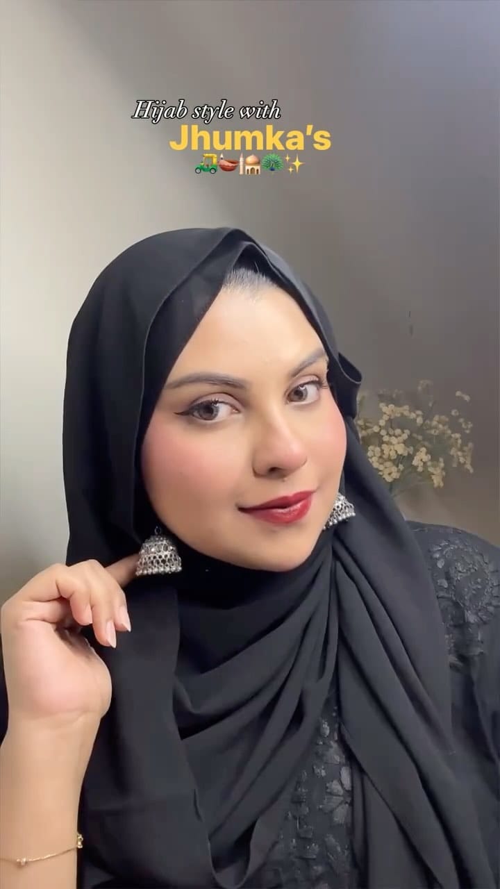 Hijab style with Jhumka’s ✨
.
.
.
Comment or share this reel with me for links 🔗🫶🏻✨
.
.
.
.
.
.
#sharjeenamakeup #mustafasharjeena❤️ #pakistanidrama #pakistanidrama #pakistaniost #fashionstyle #fashionblogger #hijabstyle #hijabinspiration #hijabtutorial #styleinspiration #desicore #desi #desilook #desigirl #delhifashion 
(Makeup , Jhumka , bangles , hijab style , tutorials, hijab tutorial , modest fashion , modesty , hijab style for beginners, desi core ,desi Pinterest, pintresty , desi fashion )