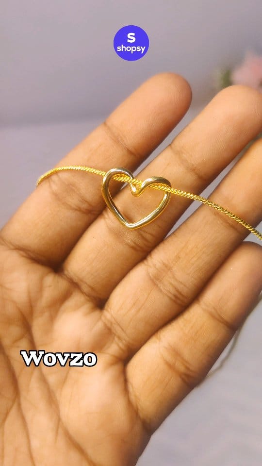 Wovzo 💛✨ Minimalist Heart Pendant Necklace | Elegant | Lightweight & Budget Friendly | Shopsy
#trendyjewellery #daintylook #shopsyfinds
.
.
Add a touch of elegance to your everyday look! 💫
This delicate heart pendant necklace is perfect for casual wear, gifting, or adding charm to any outfit. ✨
✅ Classic golden heart design – stylish & timeless
✅ Sleek, dainty chain – lightweight & easy to wear
✅ Skin-friendly material – perfect for all-day comfort
✅ Elegant finish – gives a premium & graceful look
✨ Ideal for daily wear, college, dates & gifting
✨ Loved by fashion lovers on Shopsy! (⭐️ 4.5+ rated)
💰 Budget-friendly – reusable, long-lasting & easy to maintain!
🛍️ Available now on Shopsy – Tap “Buy Now” or DM to place your order!
.
[ heart pendant, lightweight necklace, daily wear jewellery, shopsy jewellery, budget necklace, girls pendant, stylish chain, cute necklace under 200, trendy accessories ]
#shopsyfashion #budgetbuy #heartpendant #minimalstyle #necklacelove #jewelleryunder200 #everydayjewels #chicandcute #giftideas #accessorygoals