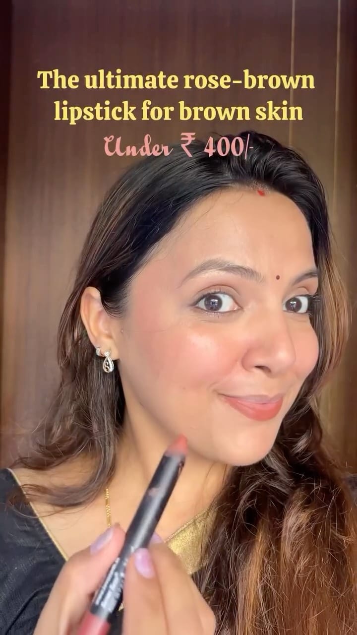 Comment for the link 🔗
The kind of lipstick that compliments your complexion and your mood 🔥💄
Currently obsessed with this @loveearth_handmade lipstick in the shade “coffee rose” - a stunning medium rose brown shade that’s not too dark, not too pale 
It’s comfortable,creamy that dries down to matte finish. It’s transfer proof but it does need reapplication after heavy meals, but honestly I don’t mind it all.
If you have been hunting for an  everyday lipstick that also lifts your complexion, this could be the one💋
[ rose brown lipstick, brown girl friendly lipstick, dusky skin lipsticks, college wear lipstick, office wear lipstick, everyday lipstick, transfer prrpf lipstick, Indian skin tone lipsticks, lipstick for festive season ]
#browngirlbeauty #rosebrownlipstick #dailywearlipstick #makeup #duskyskinfriendly #transferprooflipstick #lipsticklove #besteverydaylipstick #mattelips #explore #fyp
